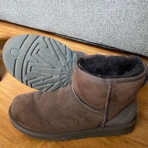 Chocolate mini Ugg, size 8
